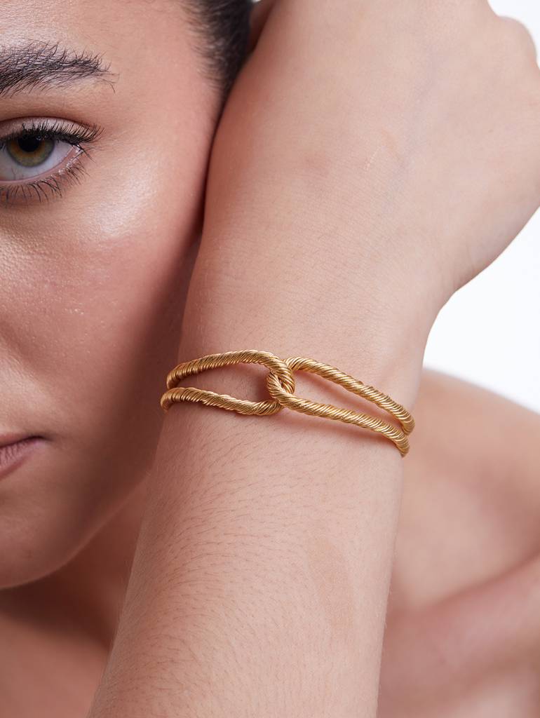 Golden Threaded Interlocked Bracelet : Z04EA