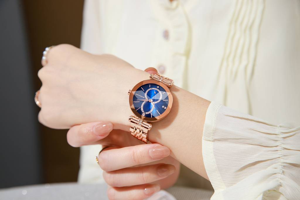 Giordano Luxury Watch For Women Â Round Diamond Cut Glass Dial, Elegant Stainless Steel Strap With Quartz Move : GZ-60092-11