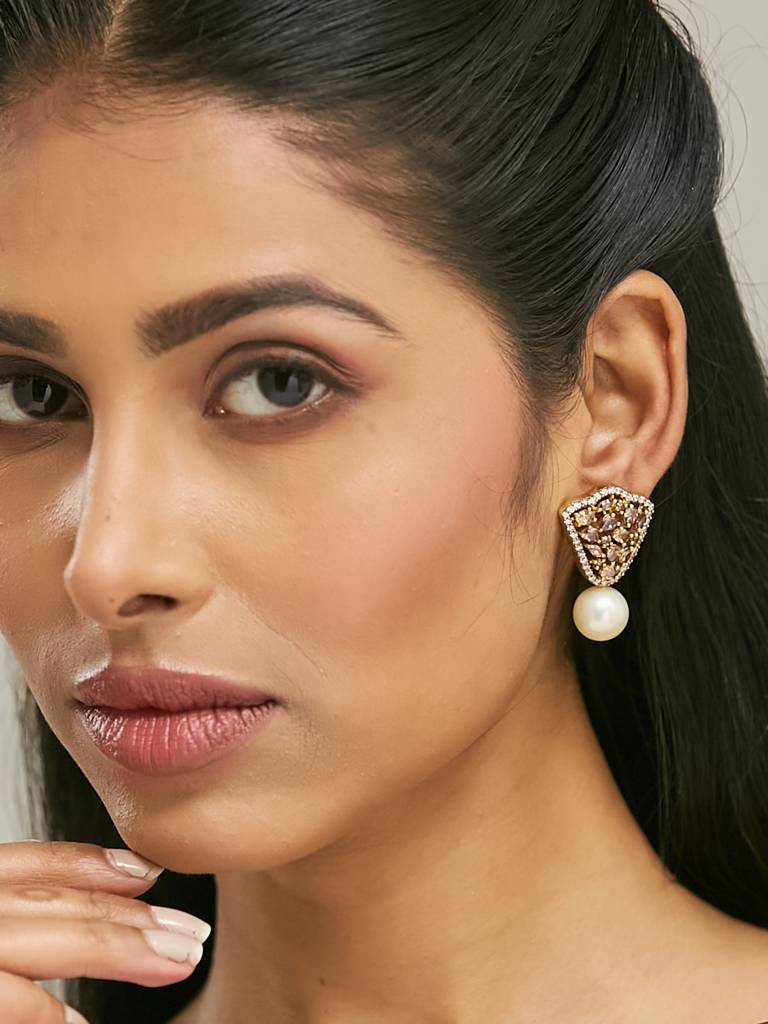 Elegant Pearl And Crystal Stud Earrings With Gold-Tone Finish : YI24A0201E