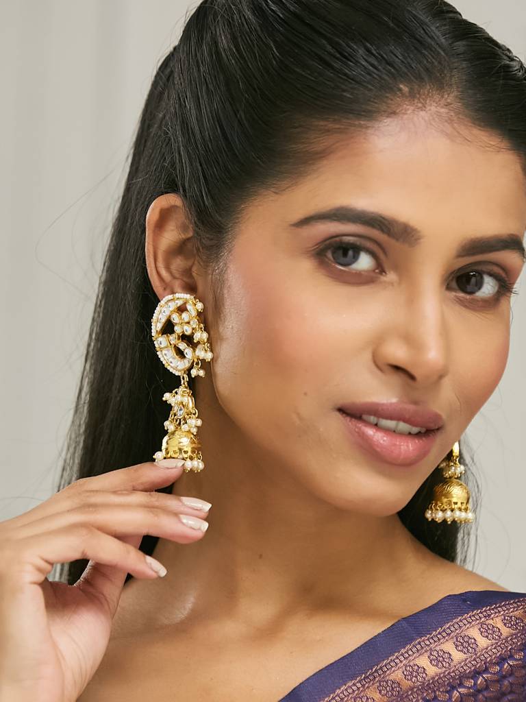 Elegant Gold-Plated Pearl Jhumka Earrings With Kundan Detailing : YI24A0181E