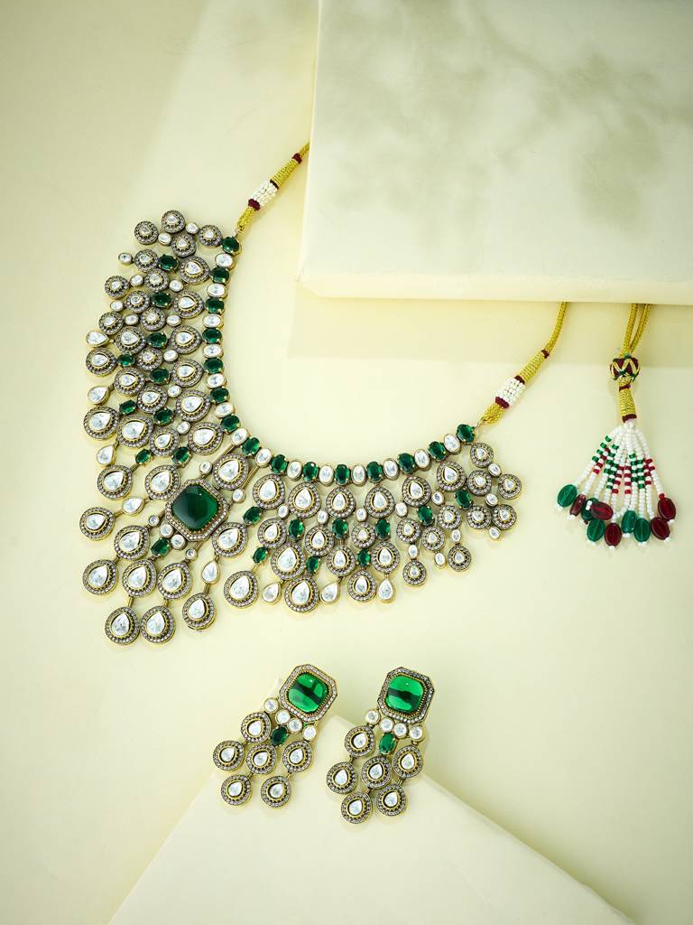 Regal Emerald And Diamond Choker Necklace Set With Earrings : YI24A0226N