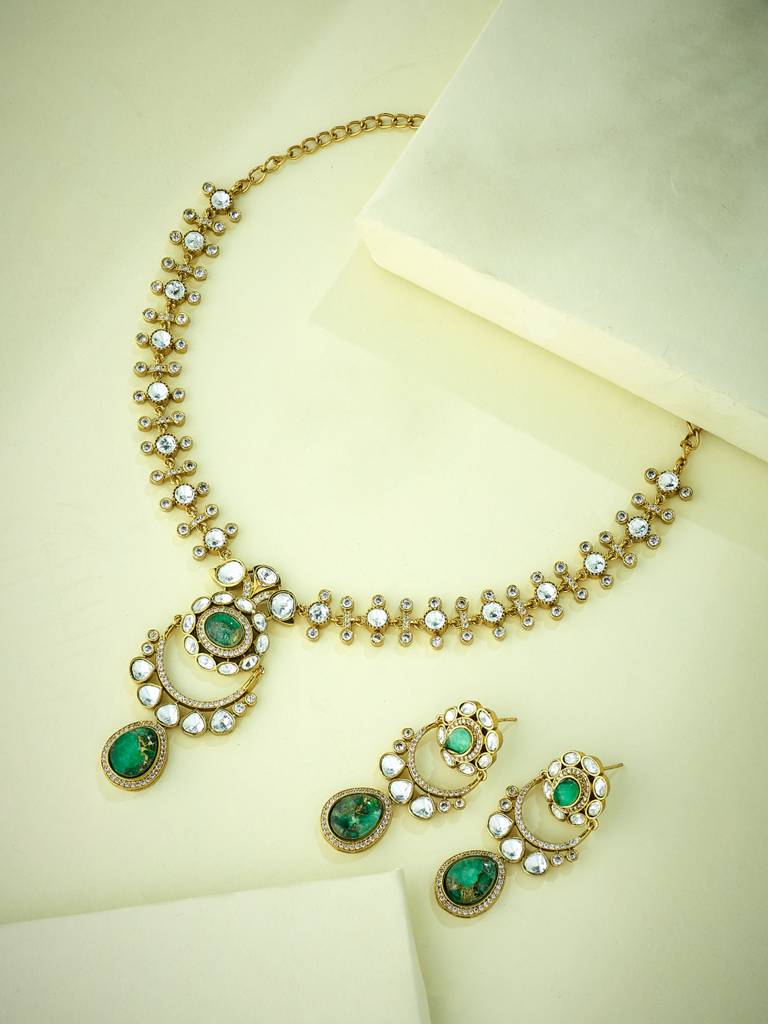 Elegant Gold And Emerald Necklace Set With Earrings : YI24A0228N