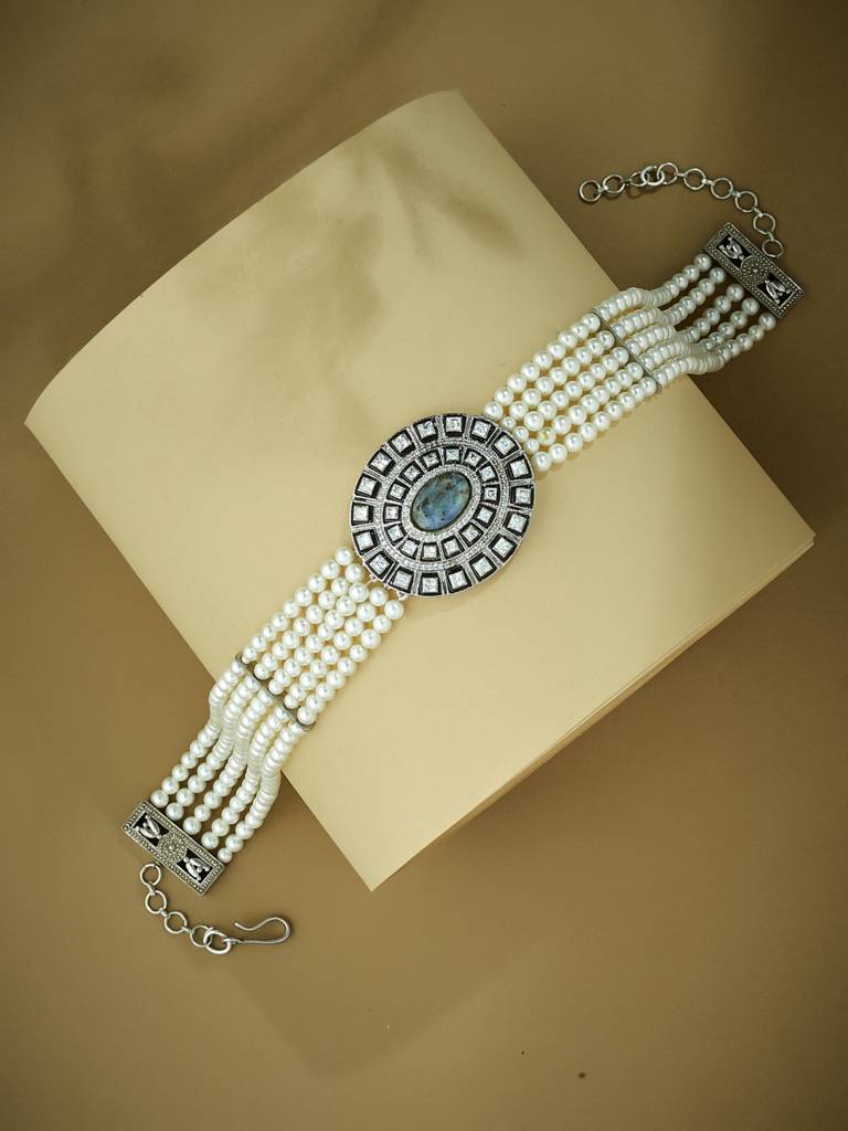 Elegant Multi-Strand Pearl Neckalace With Vintage Charm : YI24A0217N