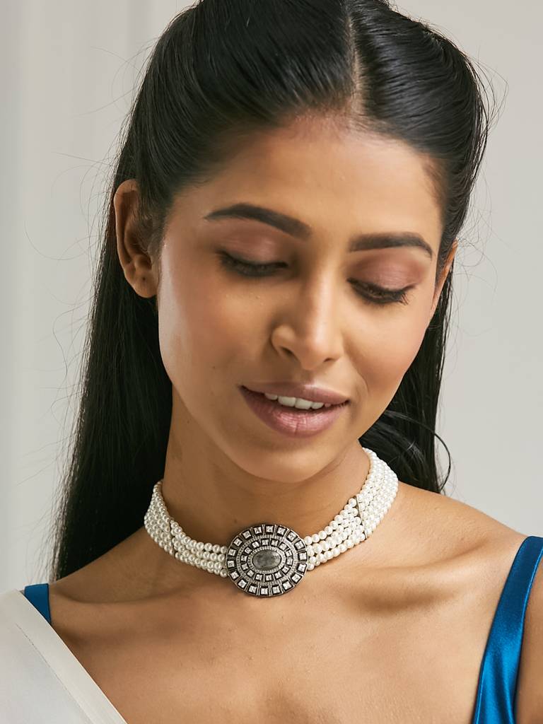 Elegant Multi-Strand Pearl Neckalace With Vintage Charm : YI24A0217N