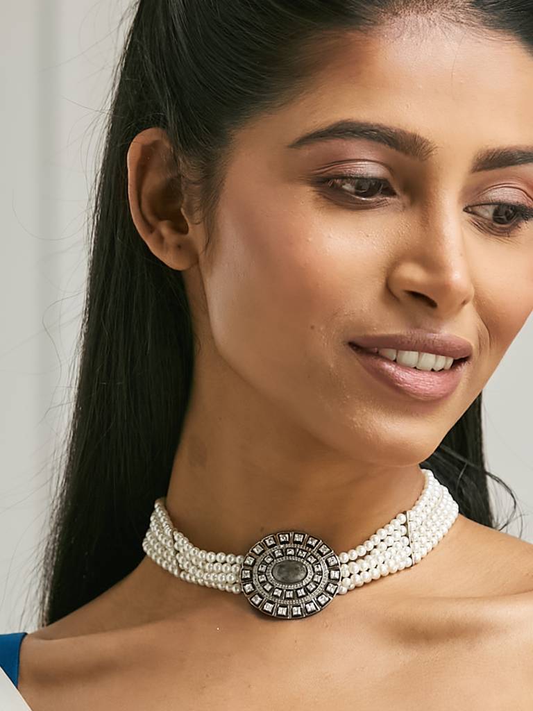 Elegant Multi-Strand Pearl Neckalace With Vintage Charm : YI24A0217N