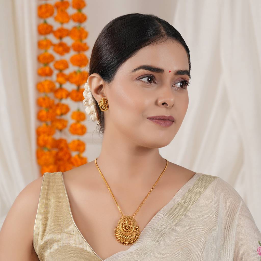 Beautiful Antique Gold Plain Lord Ganesha Pendant Set Itemple Jewellery : SJ391