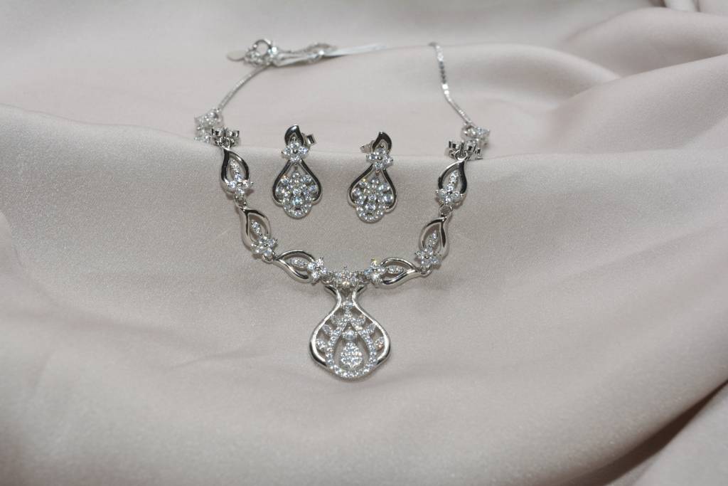 Leafy Elegance: 92.5 Silver Cz Necklace : 205