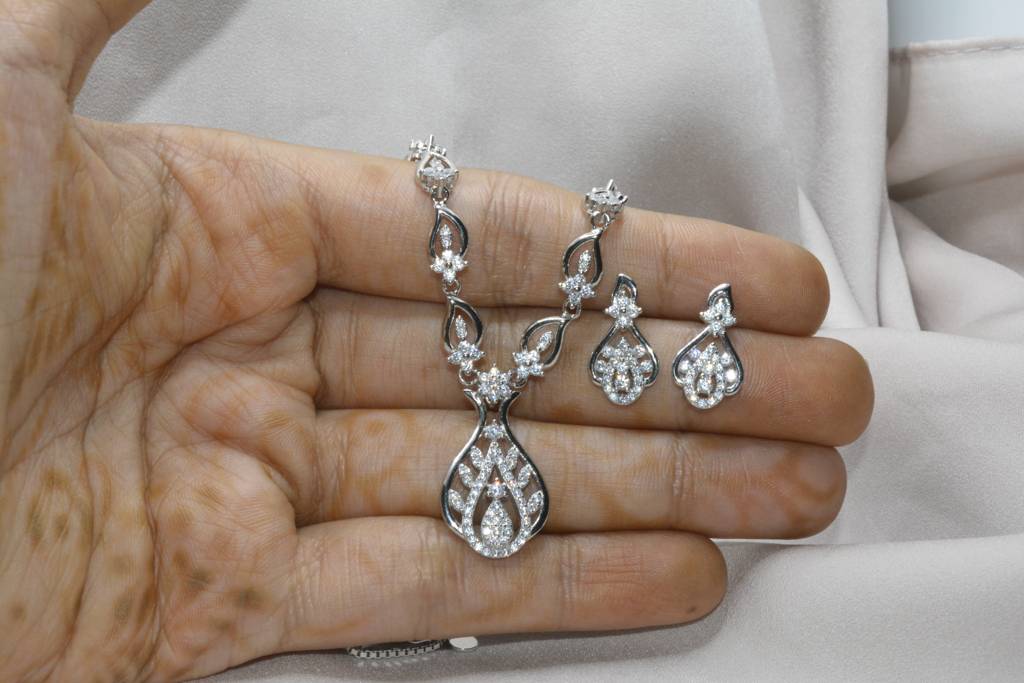 Leafy Elegance: 92.5 Silver Cz Necklace : 205