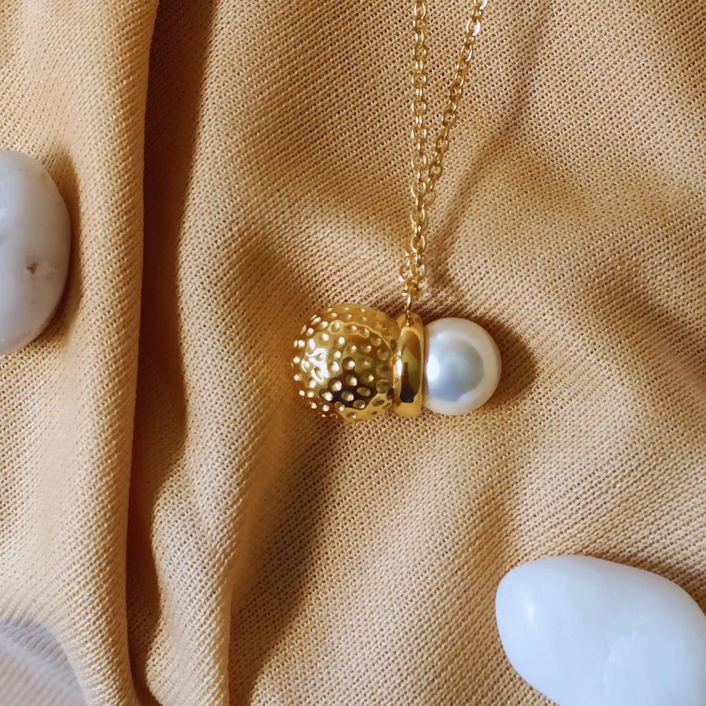 18Kt Gold Plated Textured Natural Shell & Pearl Pendant Necklace, Ratna Pathak : INRATNA