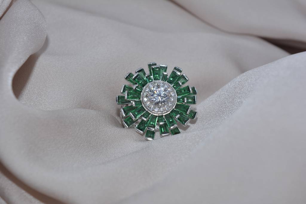 Emerald Elegance Ring : 231