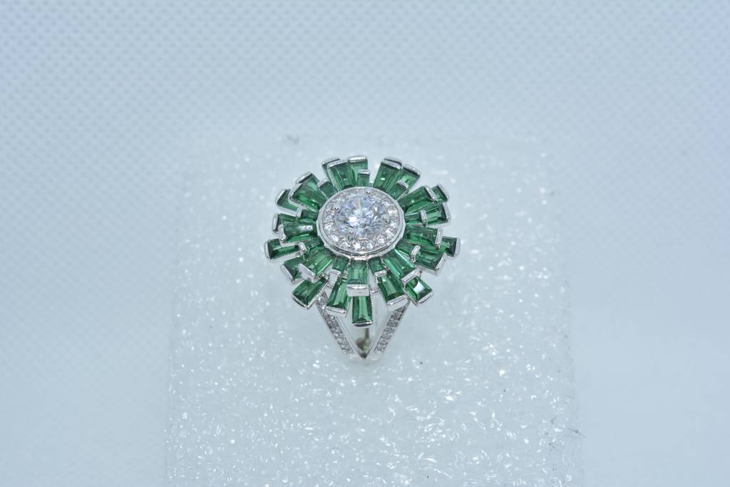 Emerald Elegance Ring : 231