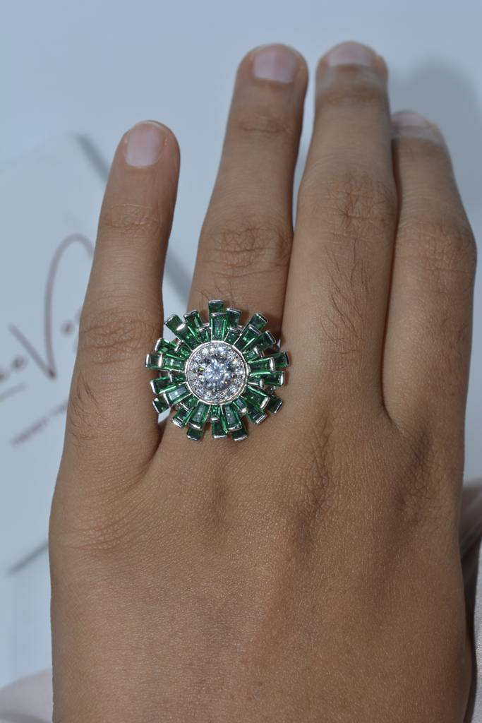 Emerald Elegance Ring : 231