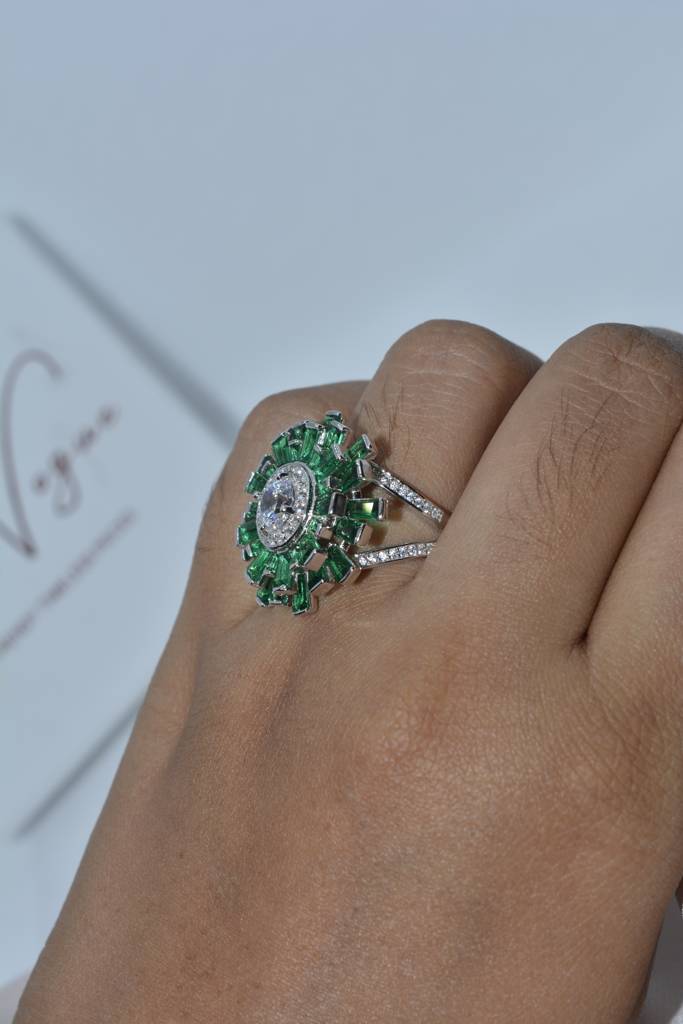 Emerald Elegance Ring : 231