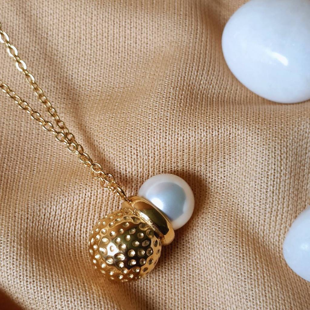 18Kt Gold Plated Textured Natural Shell & Pearl Pendant Necklace, Ratna Pathak : INRATNA