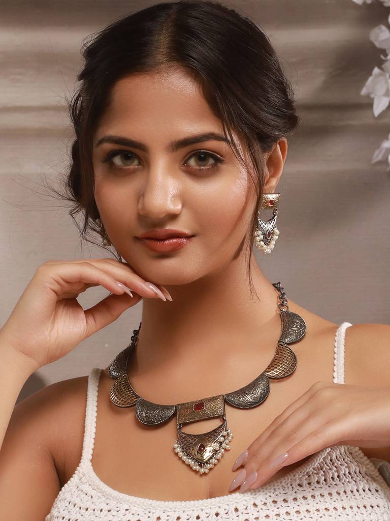 Silver Oxidised Dual Toned Red Stone & Pearl Beaded Filigree Designer Fusion Hasli Necklace Jewellery Set : SJNK2593