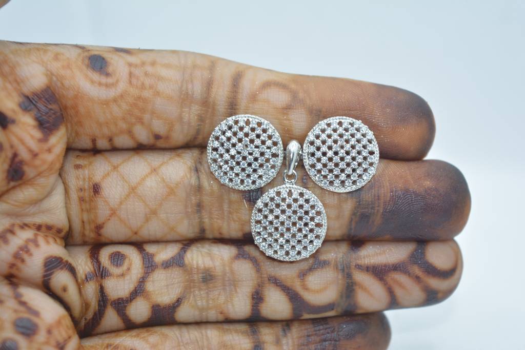 Dazzling Checkered Pendant Set : 264