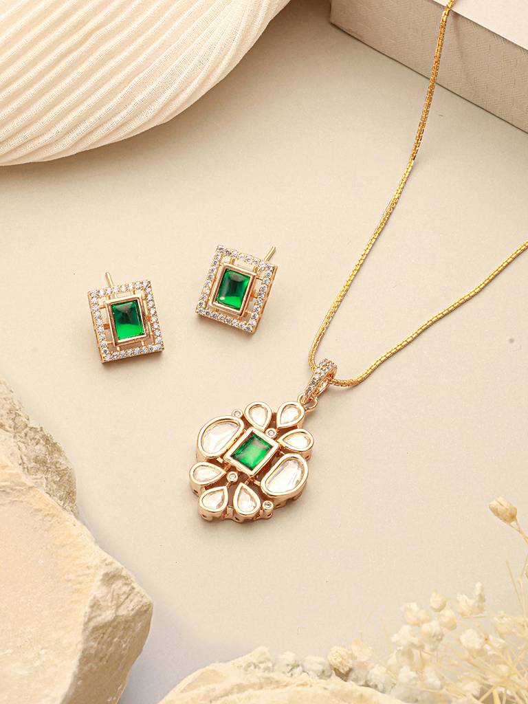 Gold Toned Green Emerald Kundan Studded Floral Locket Pendant Jewellery Set : SJLK2718