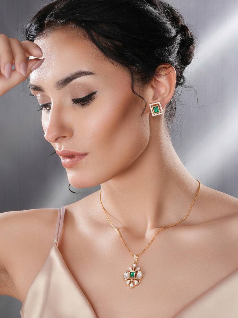 Gold Toned Green Emerald Kundan Studded Floral Locket Pendant Jewellery Set : SJLK2718