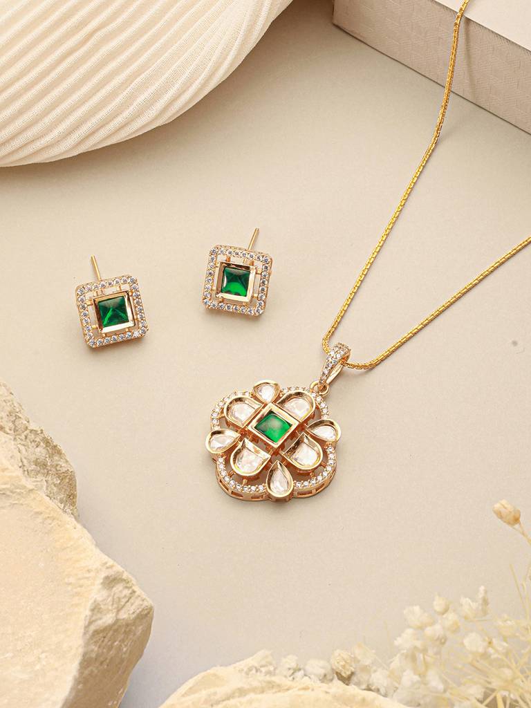 Gold Toned Green Emerald Kundan Studded Designer  Locket Pendant Jewellery Set : SJLK2719