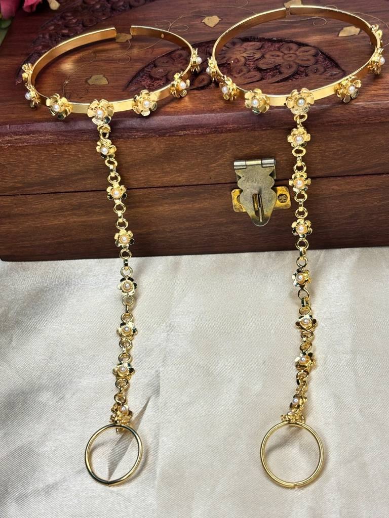 Gold-Plated Floral Pearl Adjustable Bracelet With Finger Ring Hand Harness Hathphool : VI26BC100105