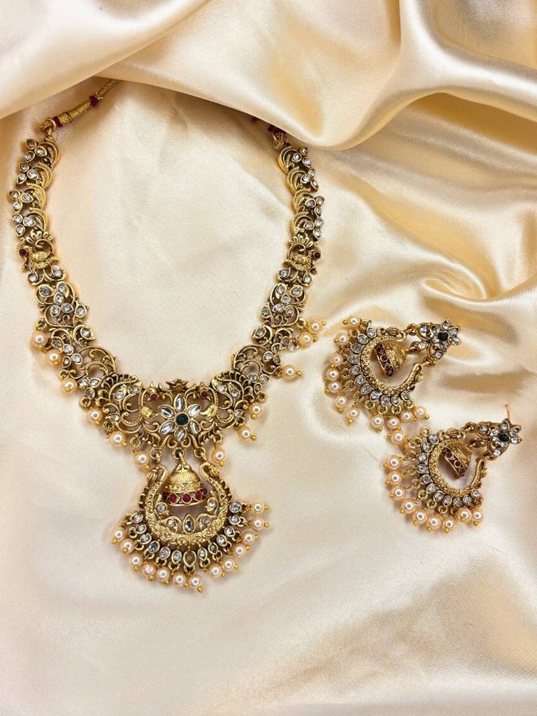 Gold-Plated Kundan Stone-Studded Peacock & Jhumka Pendant Necklace Jewellery Set : VI26JSTJ100009