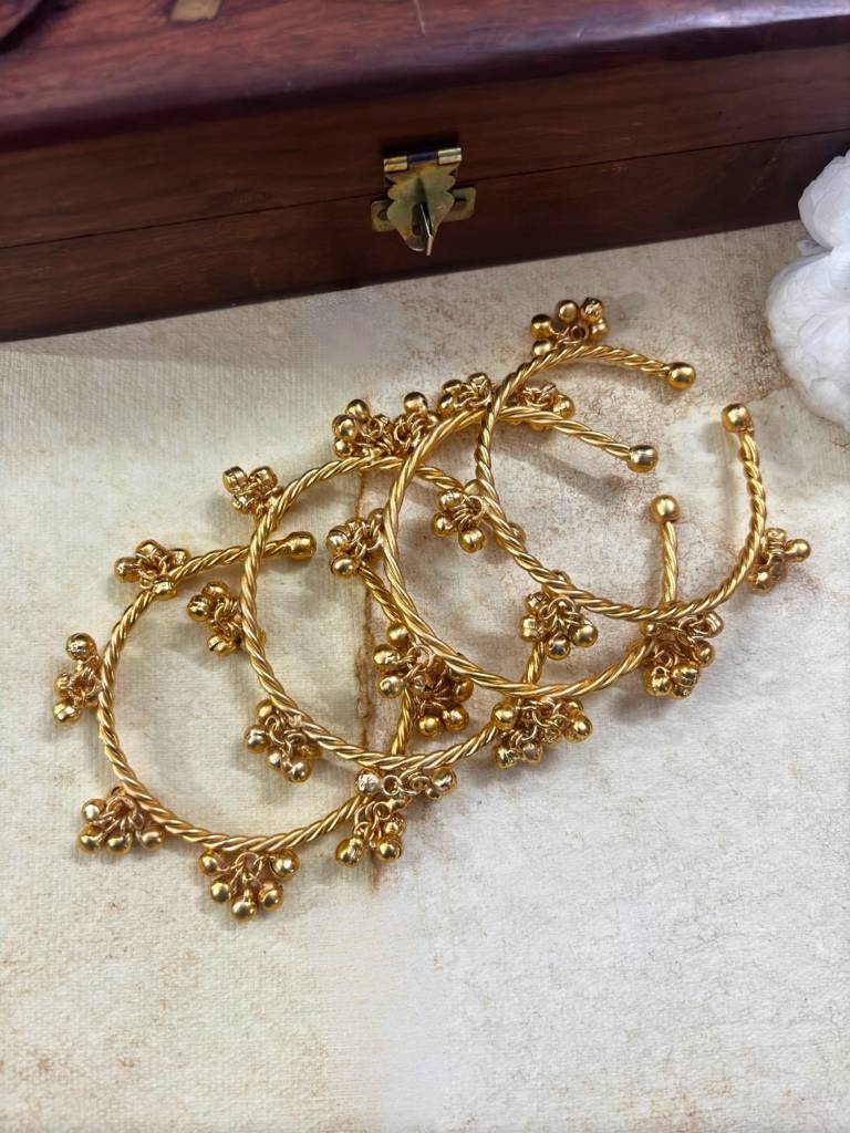 Set Of 4 Gold-Plated Kashmiri Ghungroo Bangle : VI26BC100042