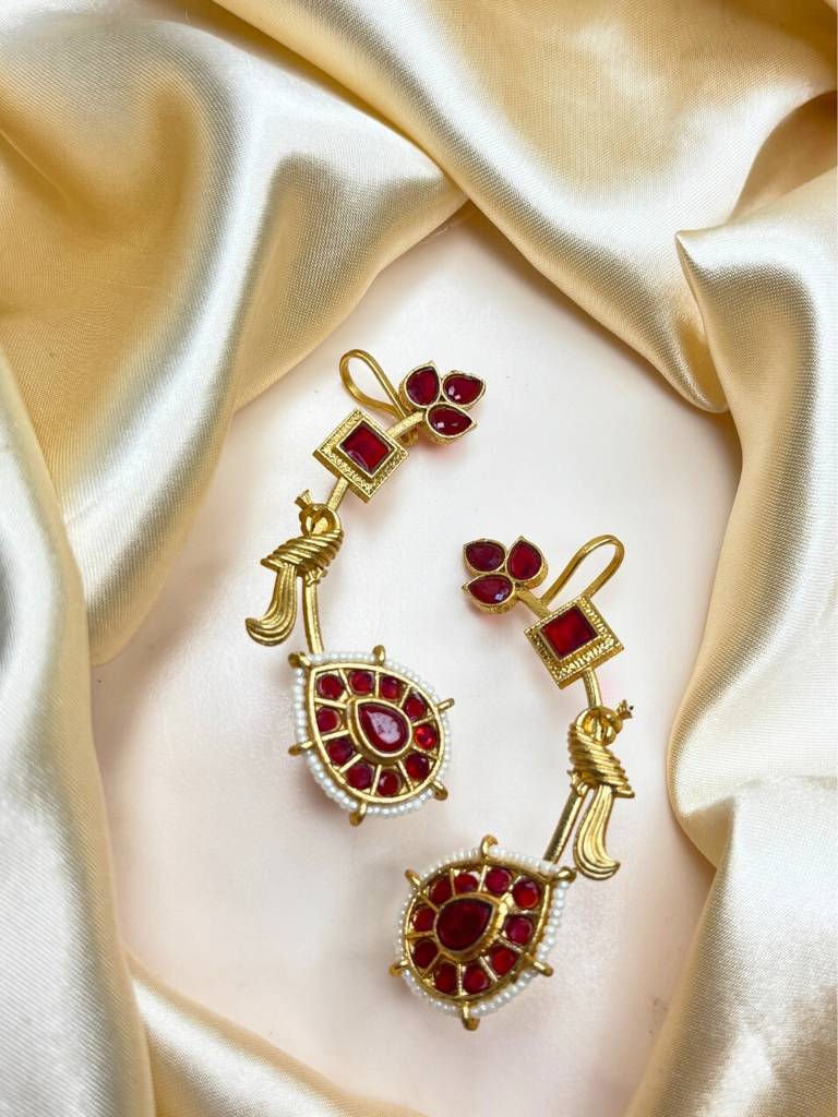 Gold-Plated Kundan Stone Studded & Beaded Peacock Shaped Ear Cuff : VI26EROX100227