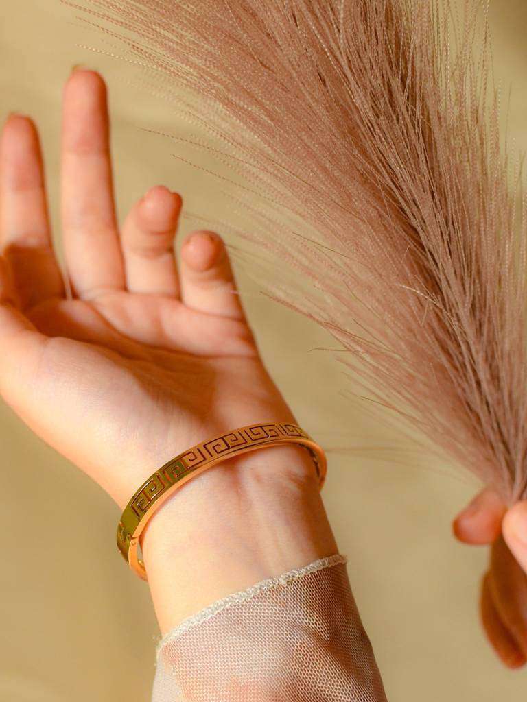 Mini Luxe 18K Gold Bracelet Â Skin Friendly & Water Resistant : ATB596SNS