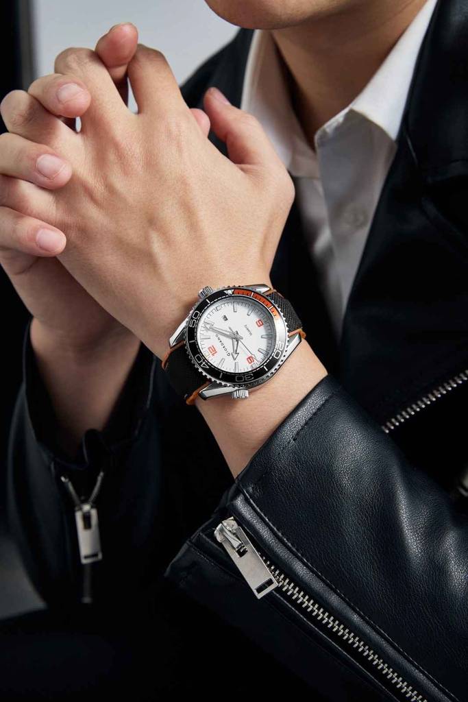Giordano Analog Quartz Watch For Men – Round Dial With Rotating Bezel, Luminous Hour Markers, Silicone Strap, Da : GZ-50159-01