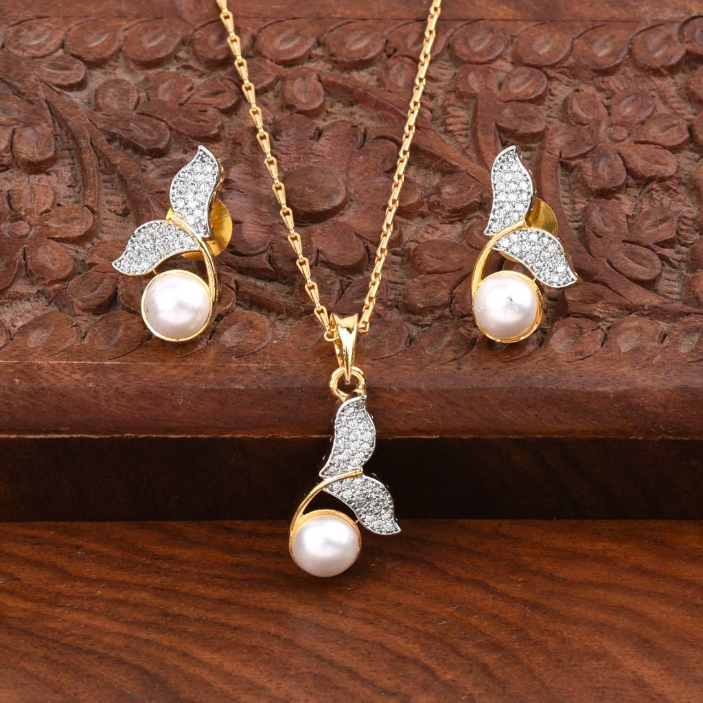 Sleek Gold Plated Zircon Pendant Set : PJPENGJPCZ202