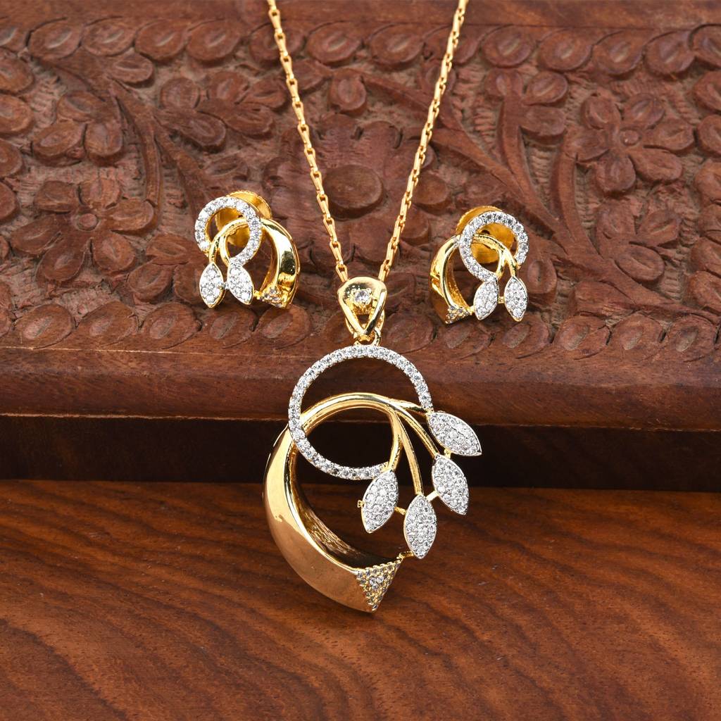 Shillyn Gold Plated Cz Halo Pendant Set : DVPENGJCZ70
