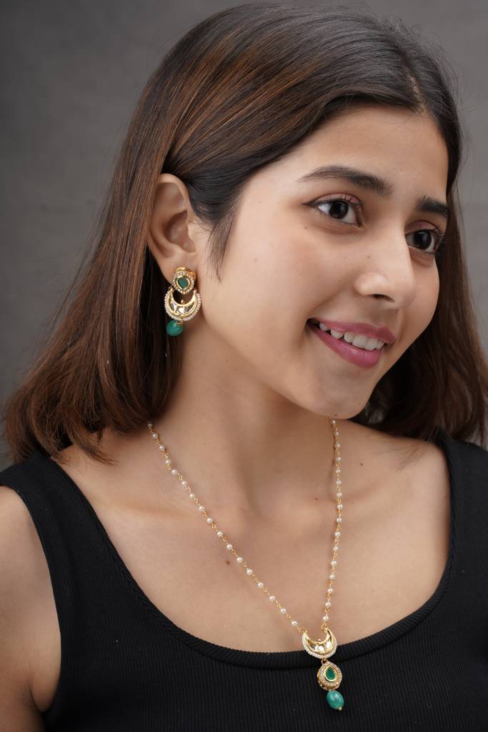 22Kt Gold-Plated Lush Moonlit Pearl Chain Necklace Set : PE17007