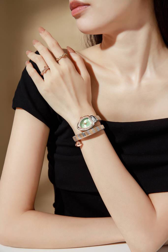 Serpentine Collection Analog Quartz Watch For Women Honeycomb-Textured Dial, Crystal Bezel & Markers, Snake-Styl : GZ-60188-22