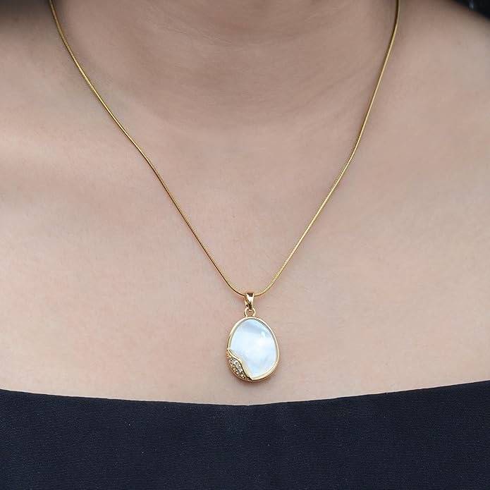 Gold-Plated Artificial Stones Studded Oval Shaped Pendants Necklace : HSPANPD0IDSM0046