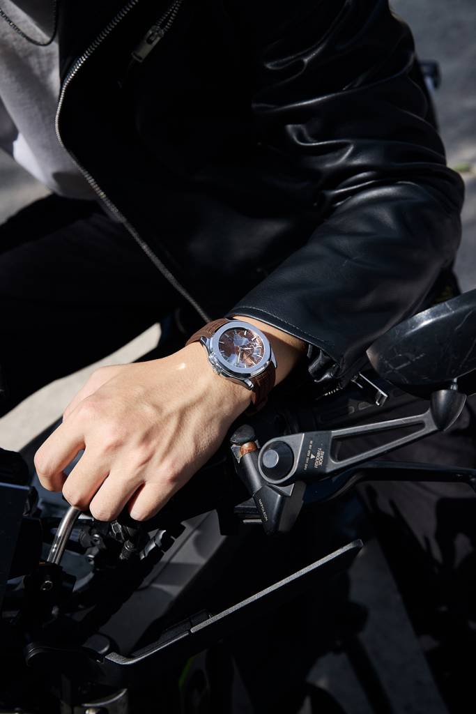Stylish World Map Design Analog Watch For Men With Silver Case Round Dial, Textured Silicone Strap, Water Resist : GZ-50147-04