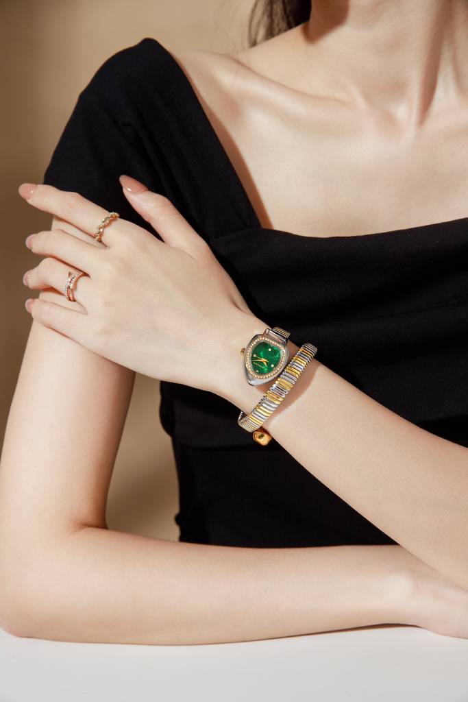 Serpentine Collection Analog Quartz Watch For Women Honeycomb-Textured Dial, Crystal Bezel & Markers, Snake-Styl : GZ-60188-33