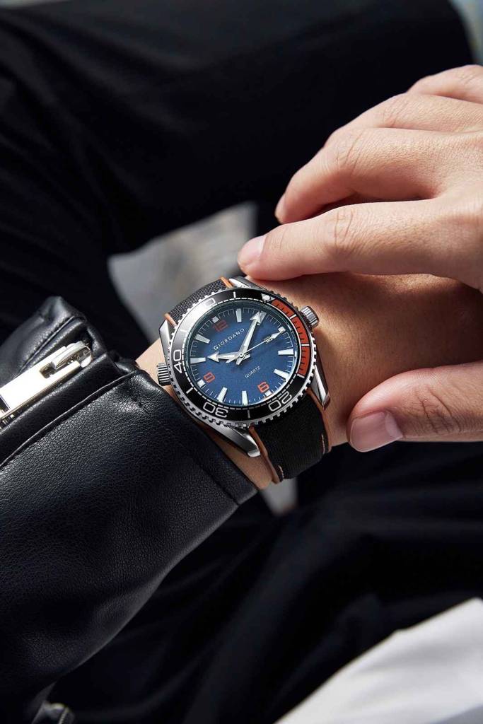 Giordano Analog Quartz Watch For Men – Round Dial With Rotating Bezel, Luminous Hour Markers, Silicone Strap, Da : GZ-50159-02