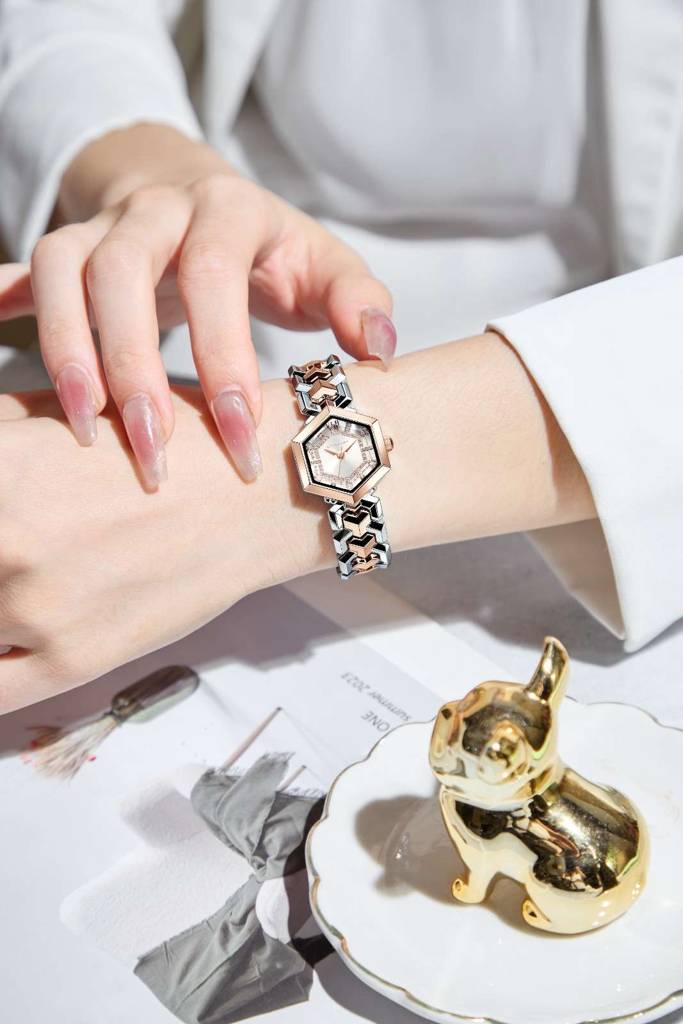 Giordano Analog Watch For Women Â Hexagon Dial With Crystal Accents, Stainless Steel Bracelet, Elegant Wristwa : GZ-60137-11
