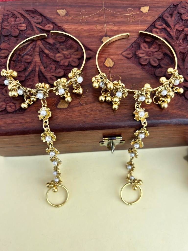 Women Set Of 2 Flower Pearls Studded Gold-Plated Ring Ghungaroo Kashmiri Bracelet : VI26BC100057