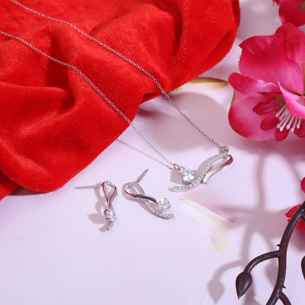Iski Uski 925 Sterling Silver Dainty Pendant Set
