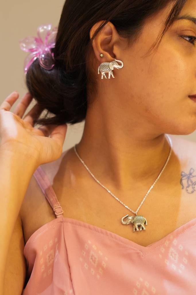 Aadhya Haathi Carved Pendant : KN095