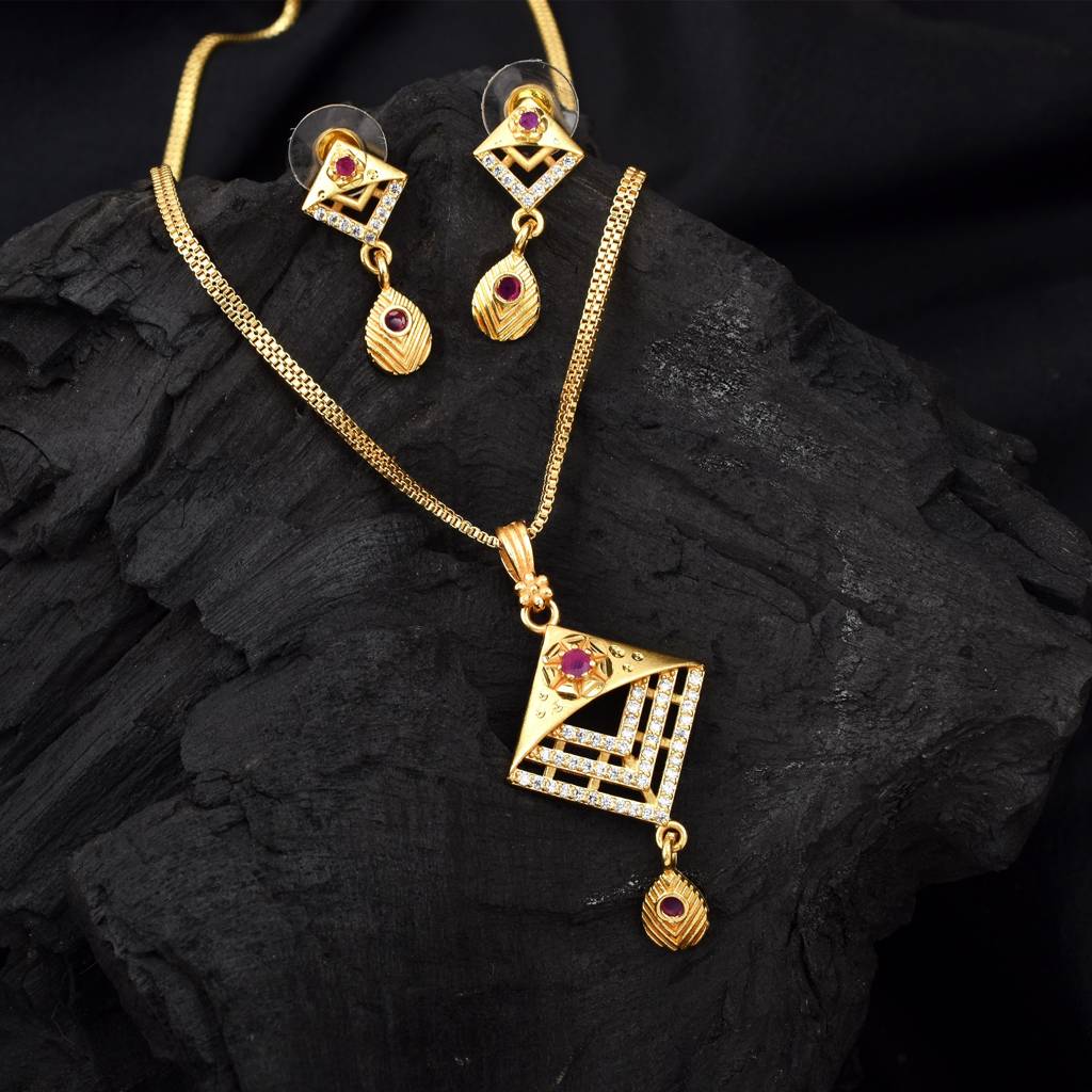 Forever Lasting Gleam Anti Tarnish Daily Use Gold Plated Pendant Set With Chain : PSPENGPRCZ27