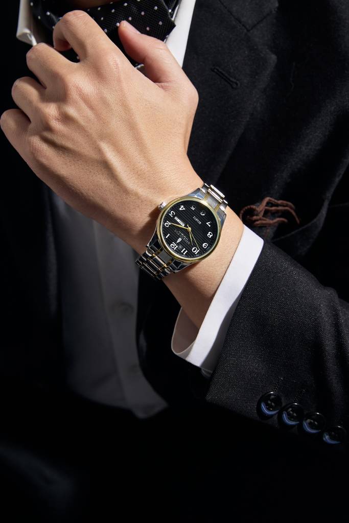 Carnaby Collection Analog Quartz Watch For Men With Stainless Steel Strap And Day & Date Display : LFM10008-44