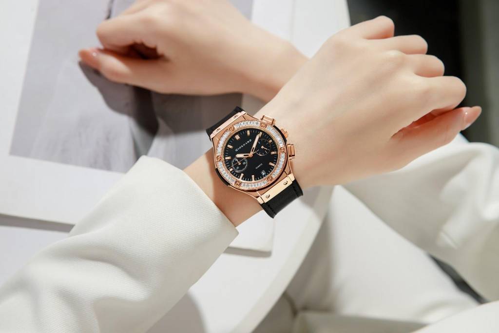 Giordano Analog Watch For Women Â Round Dial, Leather Strap, Crystal-Studded Bezel With Quartz Movement : GZ-60093-06