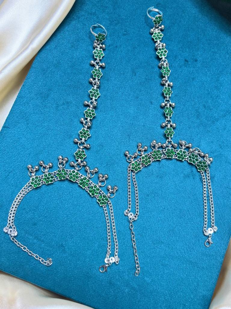 Women Silver-Plated Green Kundan Stone-Studded Floral Anklet With Toe Ring : VI26ANK10002