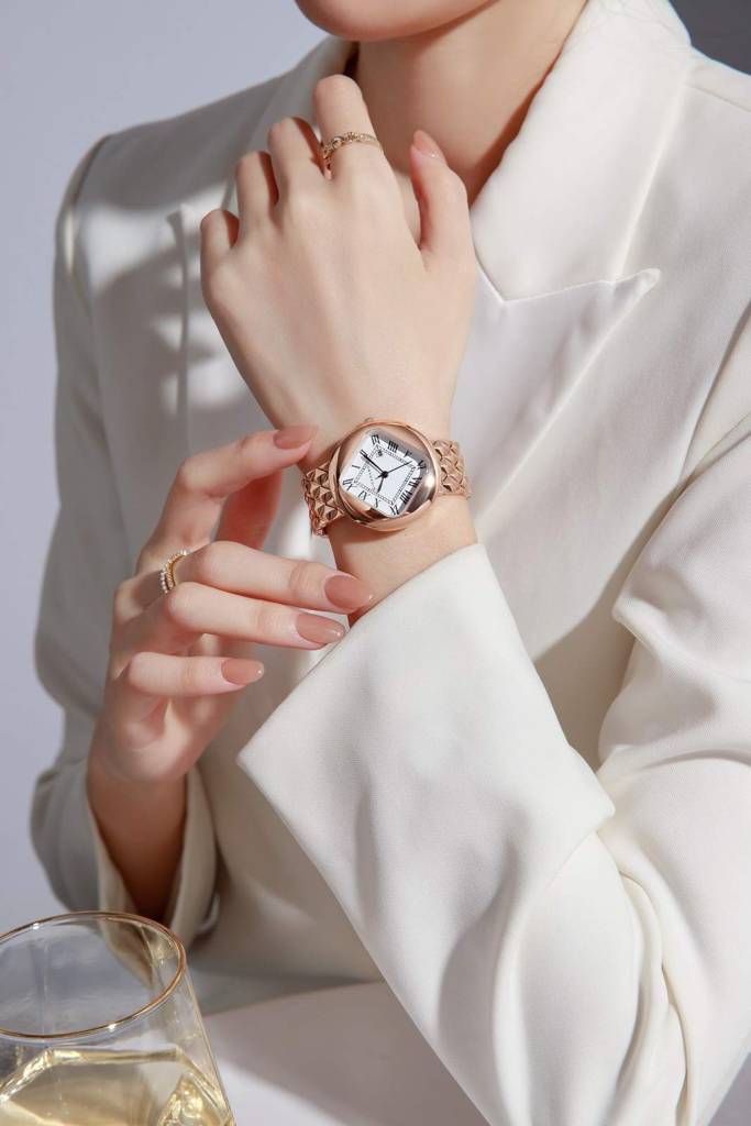 Giordano Elegant Analoge Watch For Women - Unique Rounded-Square Dial, Roman Numeral Dial, Date Display And Text : GZ-60121-22