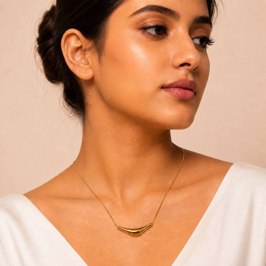 Varka Crescent Pendant Necklace – Bold Gold : RRAPR26AID-16
