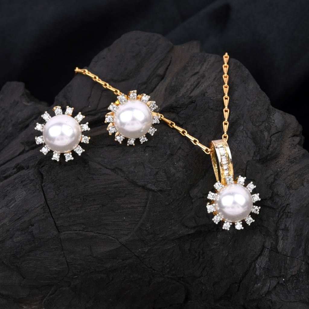 Sleek Gold Plated Pearl Zircon Pendant Set : DVPENGJPCZ82