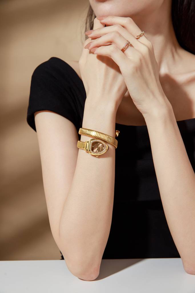 Serpentine Collection Analog Quartz Watch For Women Honeycomb-Textured Dial, Crystal Bezel & Markers, Snake-Styl : GZ-60188-66