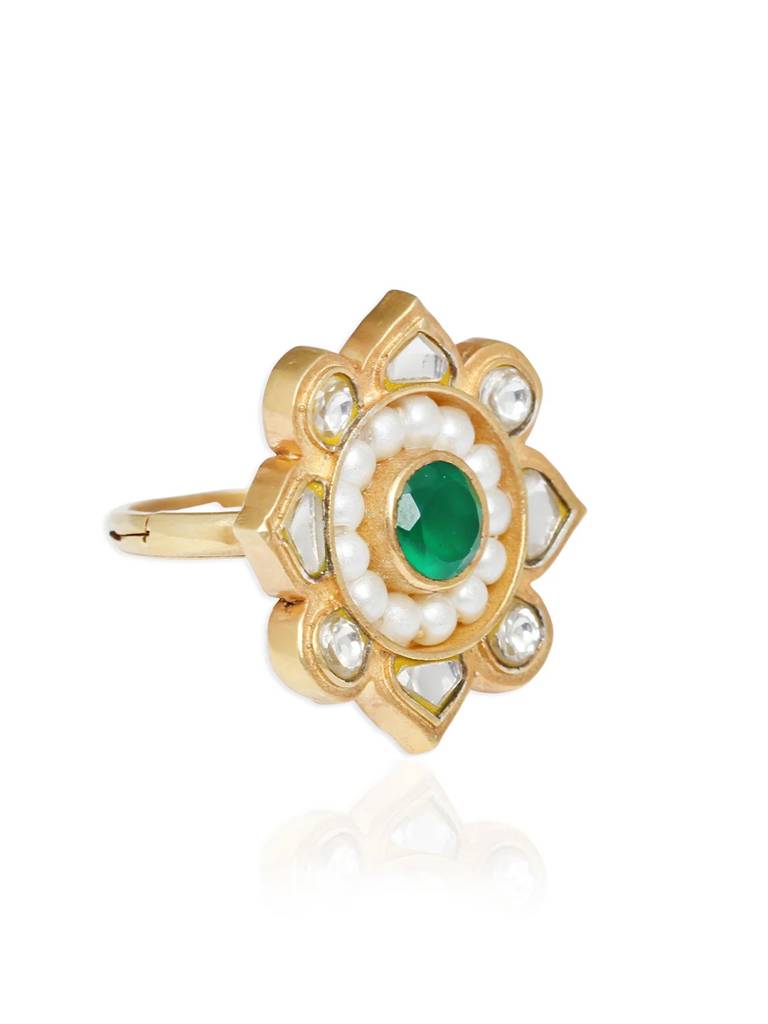 White Pearl With Green Stone Majestic Ring : U080SG009R0188